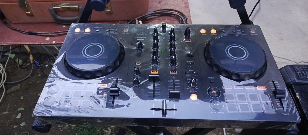 DJ kontroller sotiladi. Pioneer DDJ FLX4