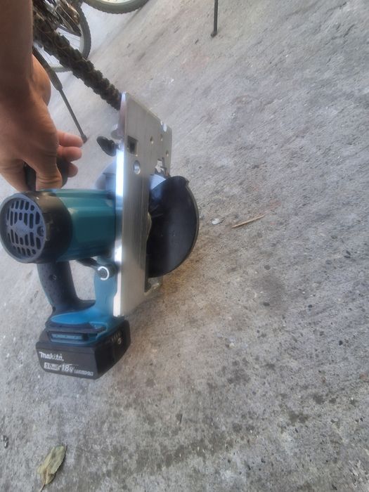 Circular makita DSS 611 .