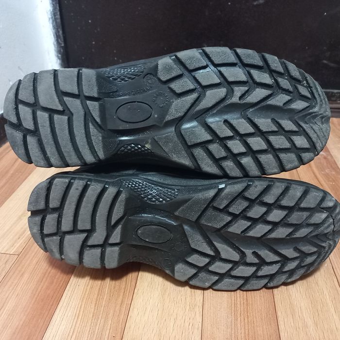 Продам спецобувь , размер 42.