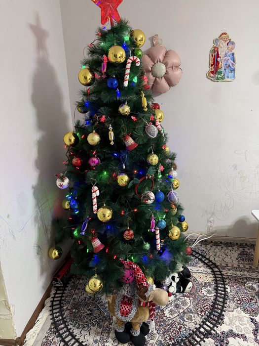 Продается шикарная пушистая новогодняя елка с игрушками и гирляндами