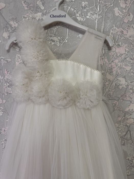 Белое платье с туфлями на новый год. Утренник