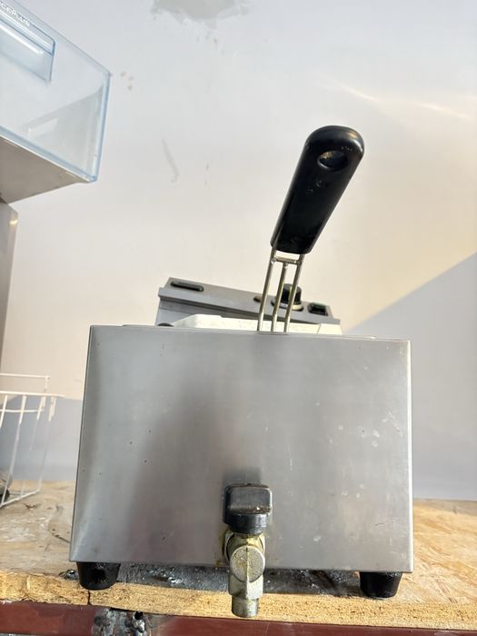 Friteuză electrică profesională inox, 8–10 L, cu robinet de golire