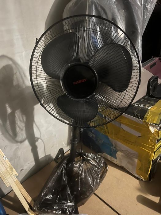 Вентилятор электрический черный.