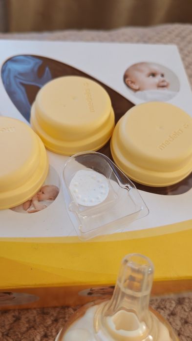 Ръчна помп за кърма Medela Harmoni с биберони Calma и подаръци