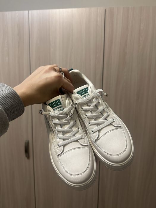 Продам детские кроссовки