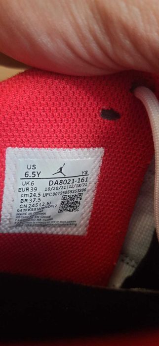 Adidasi jordan max aura 3, alb/negru/rosu