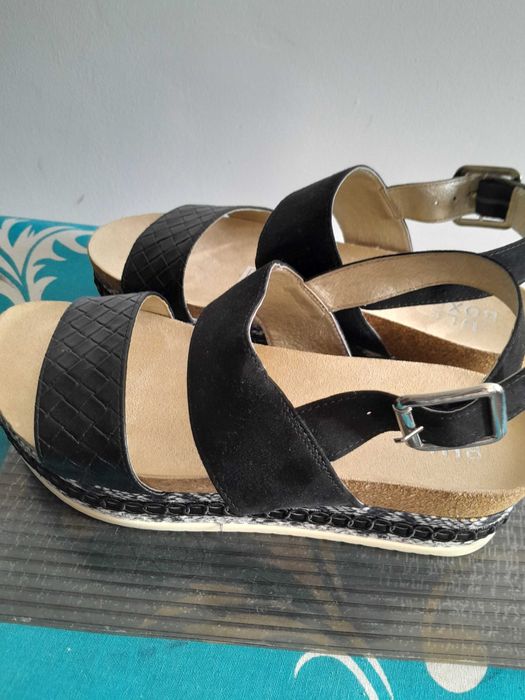 Vând sandale din piele naturala, model deosebit.
