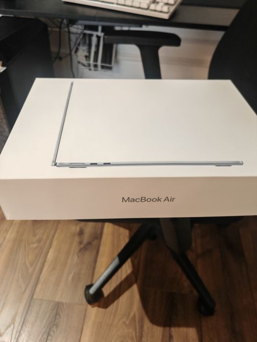 MacBook Air de 13 inchi - cip M4 - Sigilat
