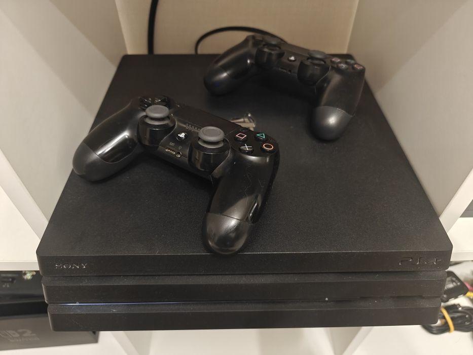 Прошитая Playstation 4 PRO 1TB, два джойстика