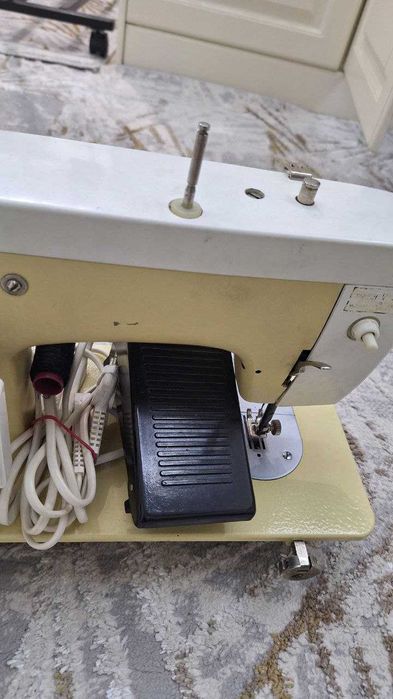 Продаю свою швейную машинку ЧАЙКА-142 М.С электроприводом и столом.