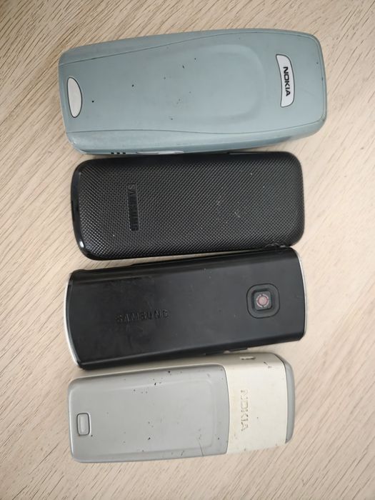 Se vând telefoanele din imagine.