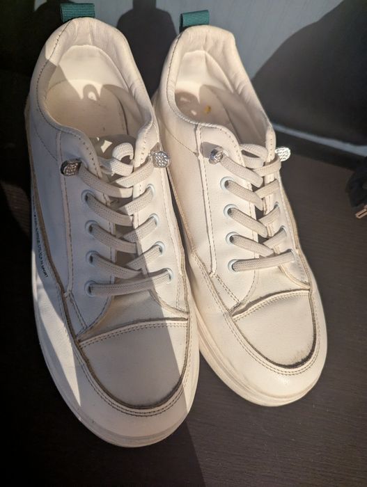 Кроссовки женские