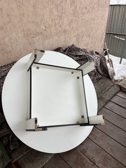 Стол круглый белый.