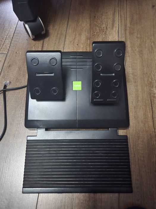 Продавам волана и педалите от комплекта Logitech / Saitek Heavy Equipment Bundle.
