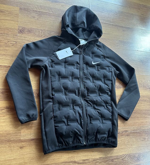 Мъжко,черно яке Nike с качулка и ципове на джобовете