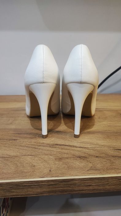 Бели обувки 35 номер