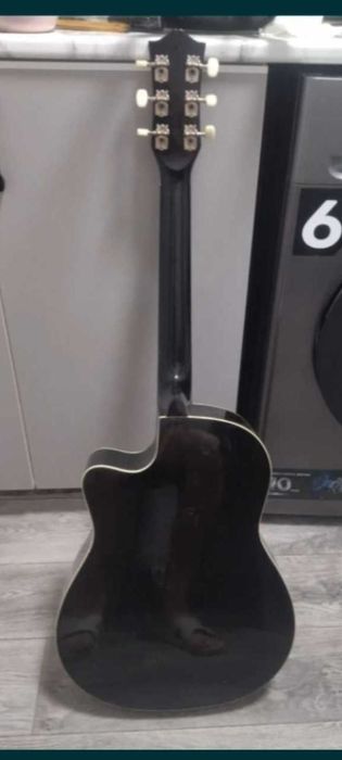 Красивая гитара качественная