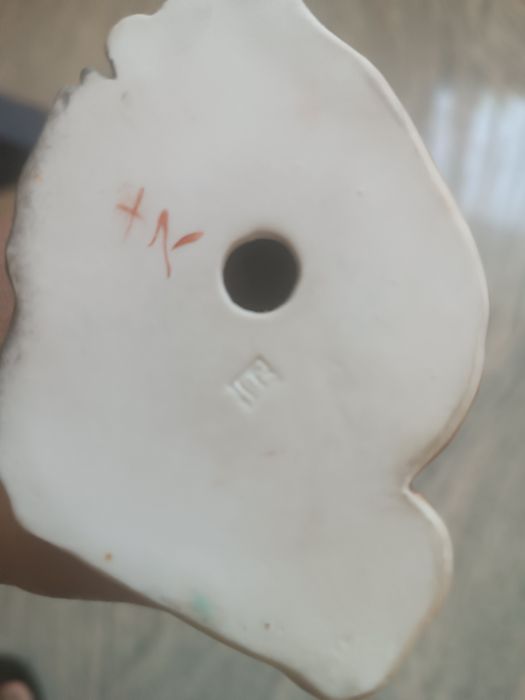 Фарфоровая статуэтка