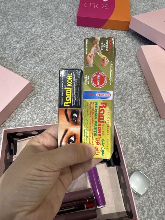 Целый бокс Разной косметики:парфюм, 6 помад 2 карандаша для губ, сереж