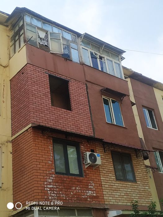 Кирпичная кладка на балконе стен перегородока