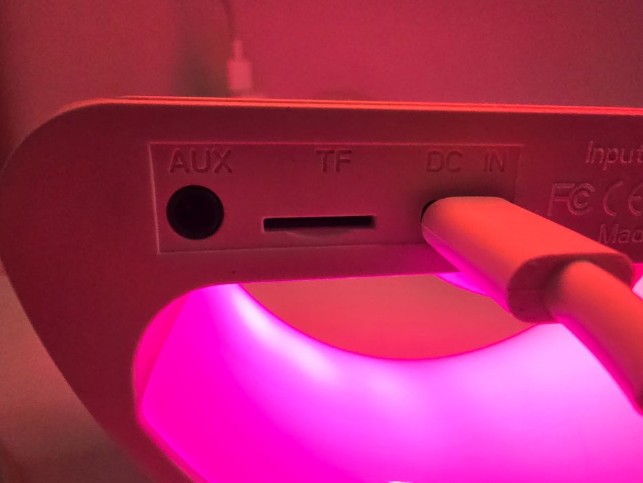 Vand Boxa ambientala cu lumina smart si incarcator wireless