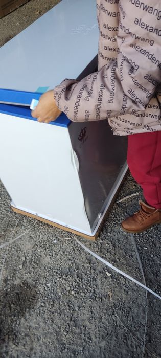 Морозильник с вмятинами и дефектами