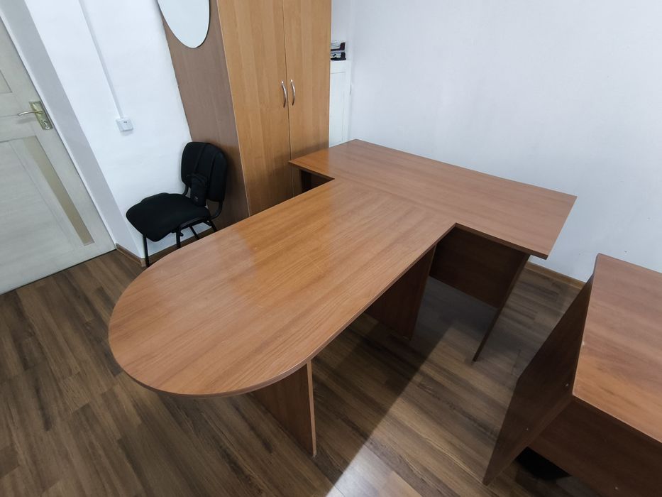 Офисный стол с брифинг-приставкой