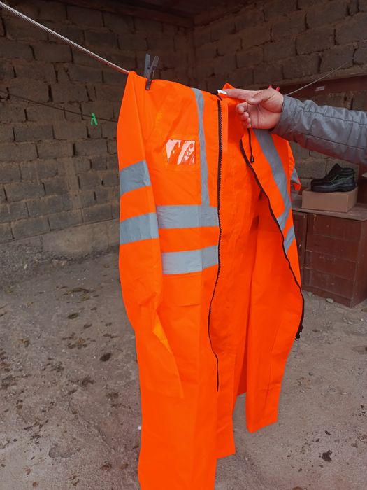 Дождевой плащь. .