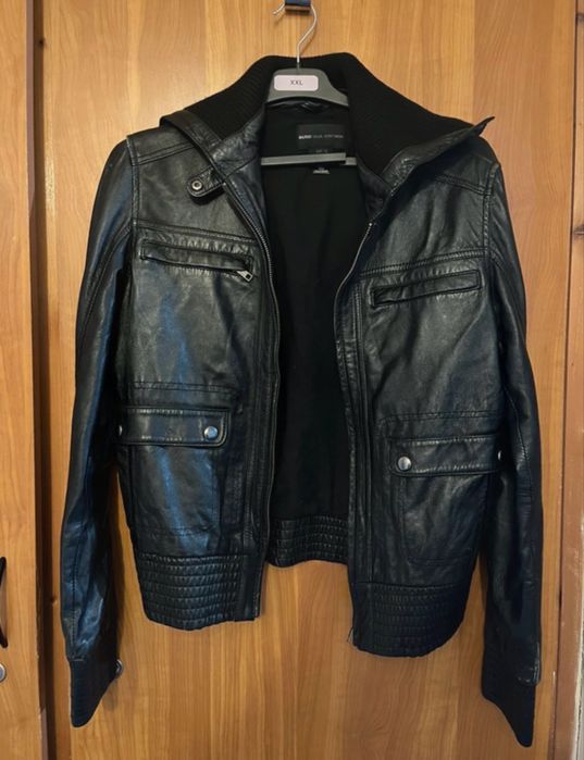 geacă de piele neagră de la brandul Mango.