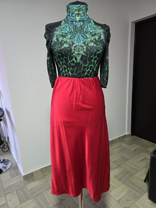 Top animal print cu umeri bufanti;