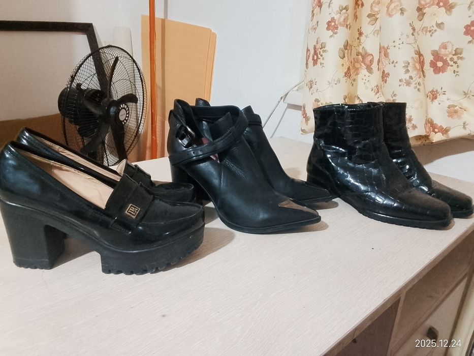 Срочно продам ботинки женские