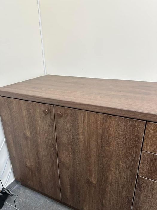 Дървен плот с шкафове