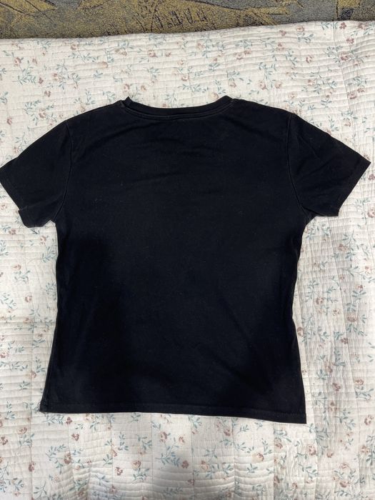 Простая черная футболка