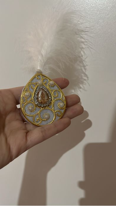 Үкілі брошь - Құдаларға төс белгі