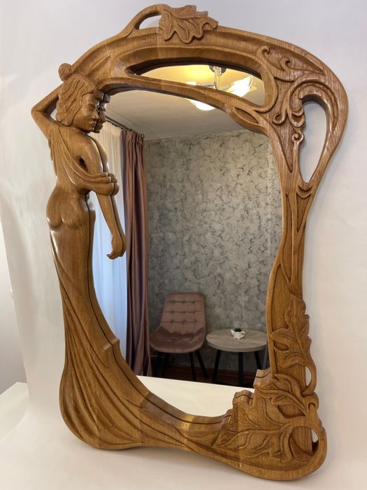 Oglindă cu ramă sculptată în stejar natural