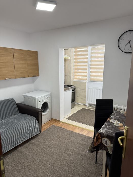 Inchiriez apartament cu o camera 42 mp.