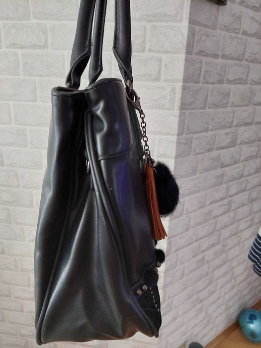 Черна дамска чанта с дълги дръжки с кафяв пискюл и черно пухено топче