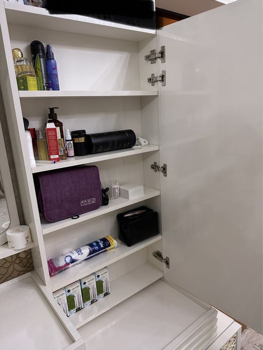 Шкаф и туалетный столик