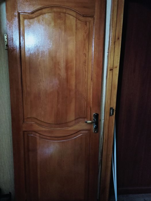 Продам деревянную межкомнатную дверь