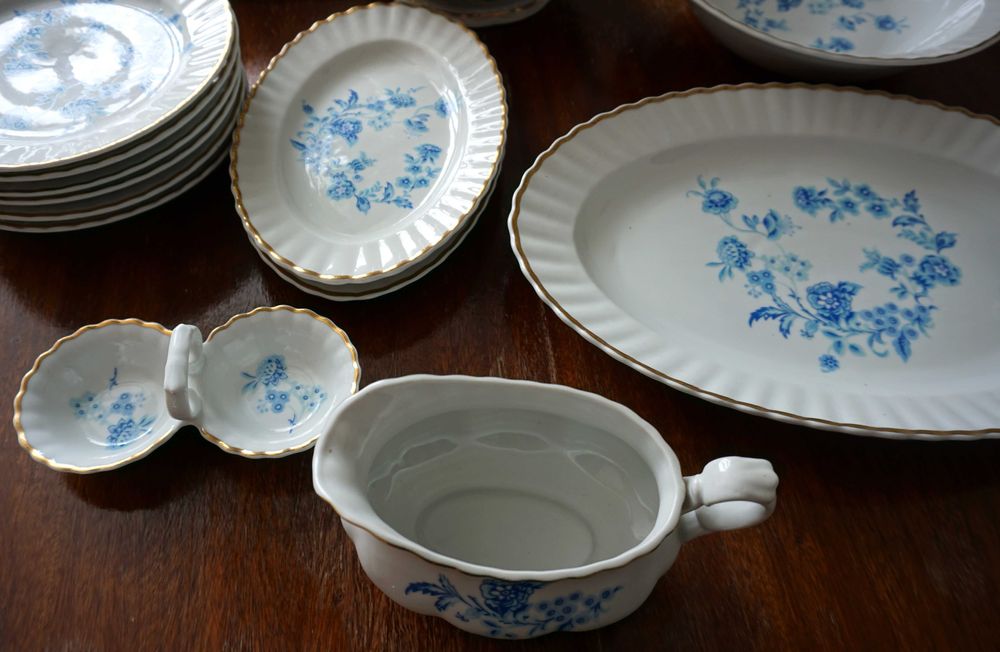 Сервиз за хранене-порцелан със златен кант, български-26 части