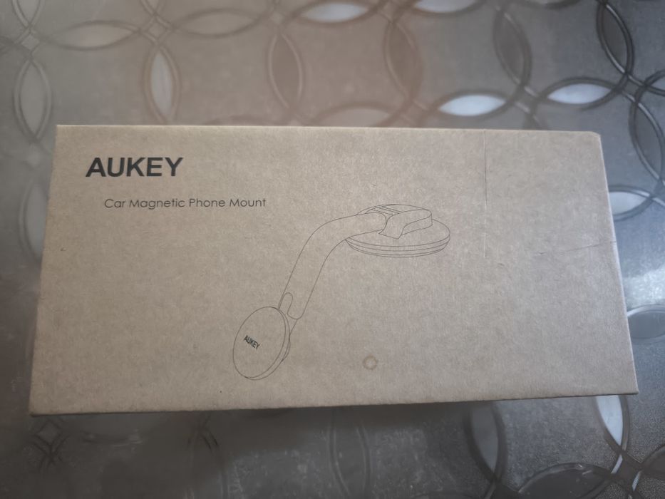Магнитна стойка за телефон за кола Aukey HD-C49