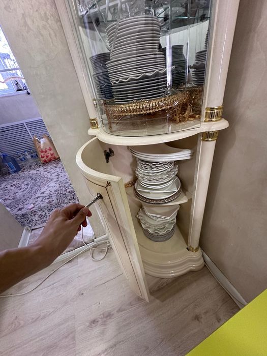 Продается угловая витрина шкаф!!!