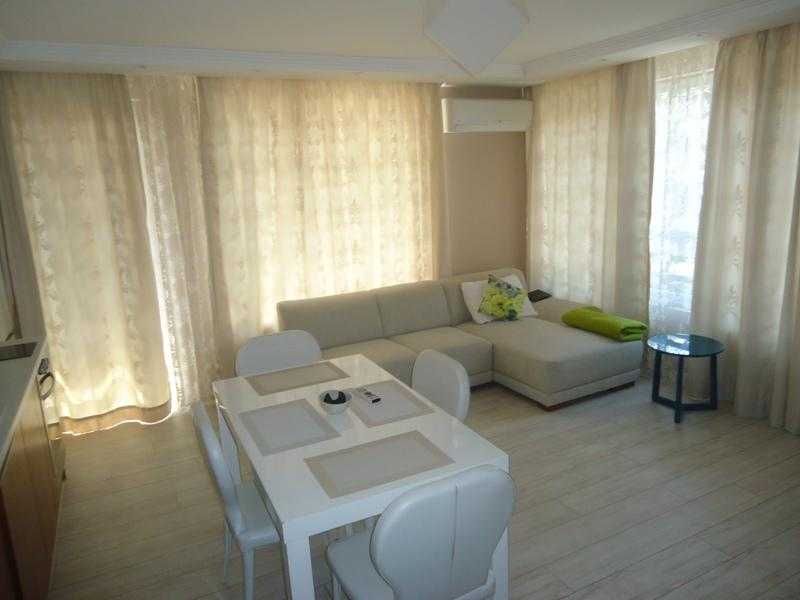 Дава се под наем Тристаен апартамент в Бургас, Център - 100 кв.м за 847.62 € - Снимка #2