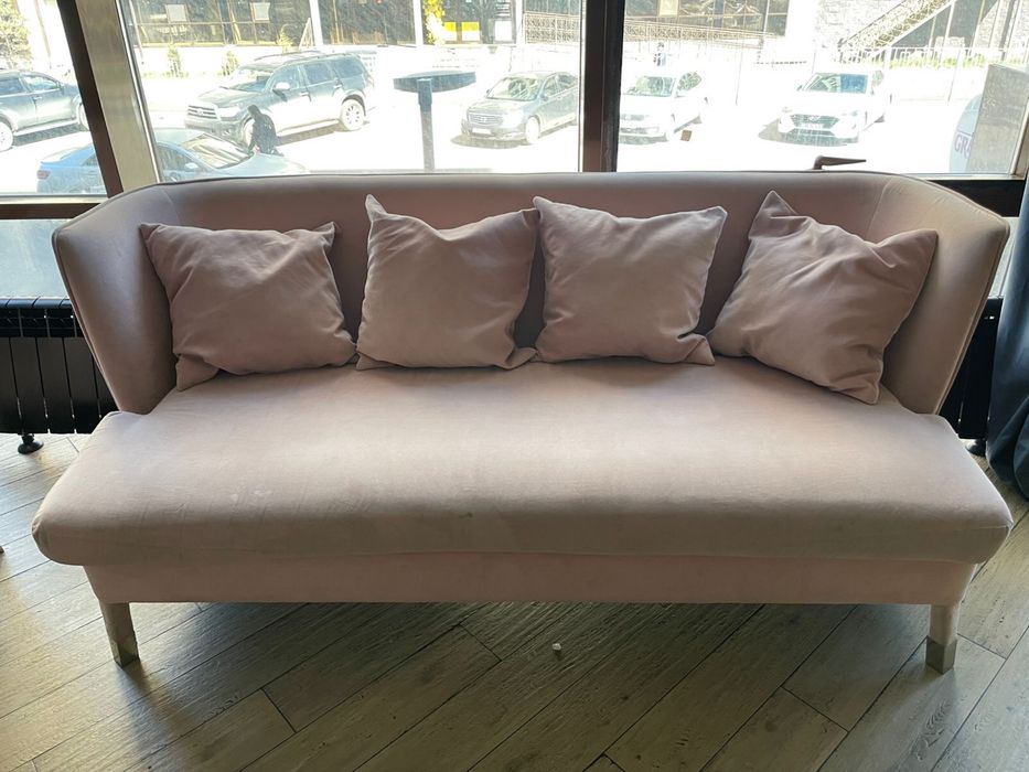 Диван коричневый и розовый