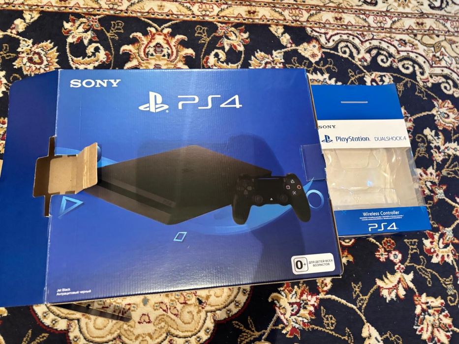 Sony PlayStation 4, полный комплект, с оригинальной коробкой