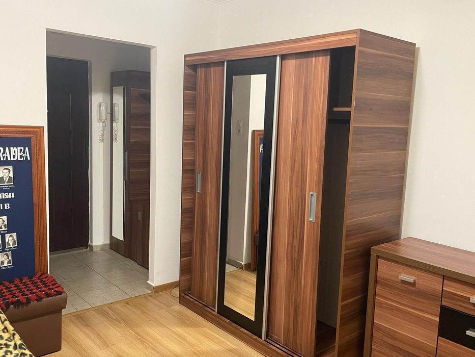 Închiriez garsoniera