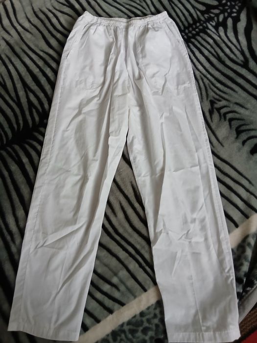 Медсестралар учун ок халат. 1та халат  80минг сум. Иштони 30минг