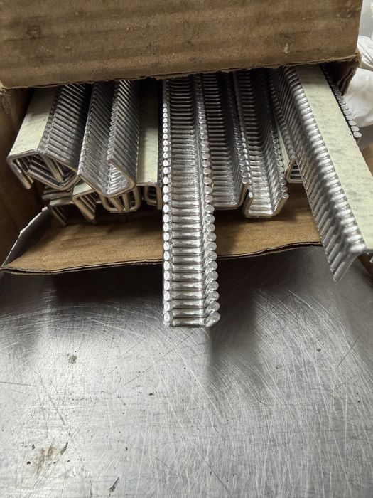 Продавам скоби за ръчна клипс машина.