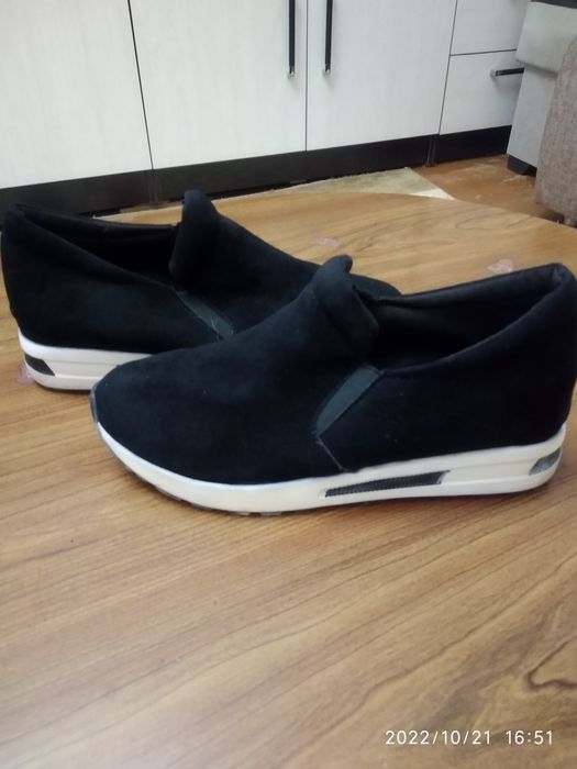 Замшевыек кроссы на девушку.в отличном сост. размер 37.цена 100.000.