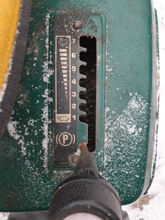 Tractoras de tuns iarba gazon